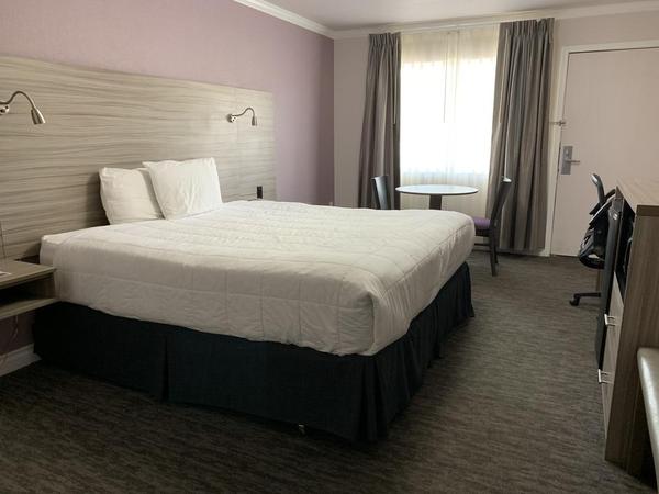 1 King Bed Nonsmoking Photo 5